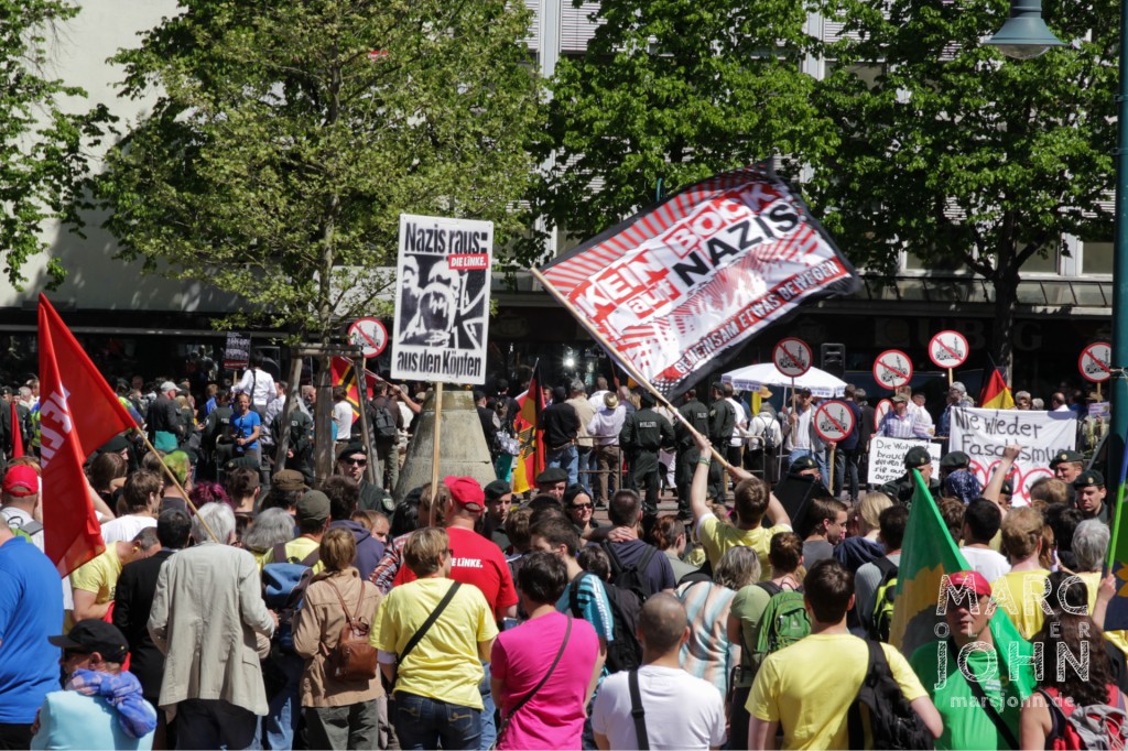 Die provozierenden Aktivisten von PRO NRW  und die größere Gemeinschaft der Gegendemonstranten stehen sich gegenüber